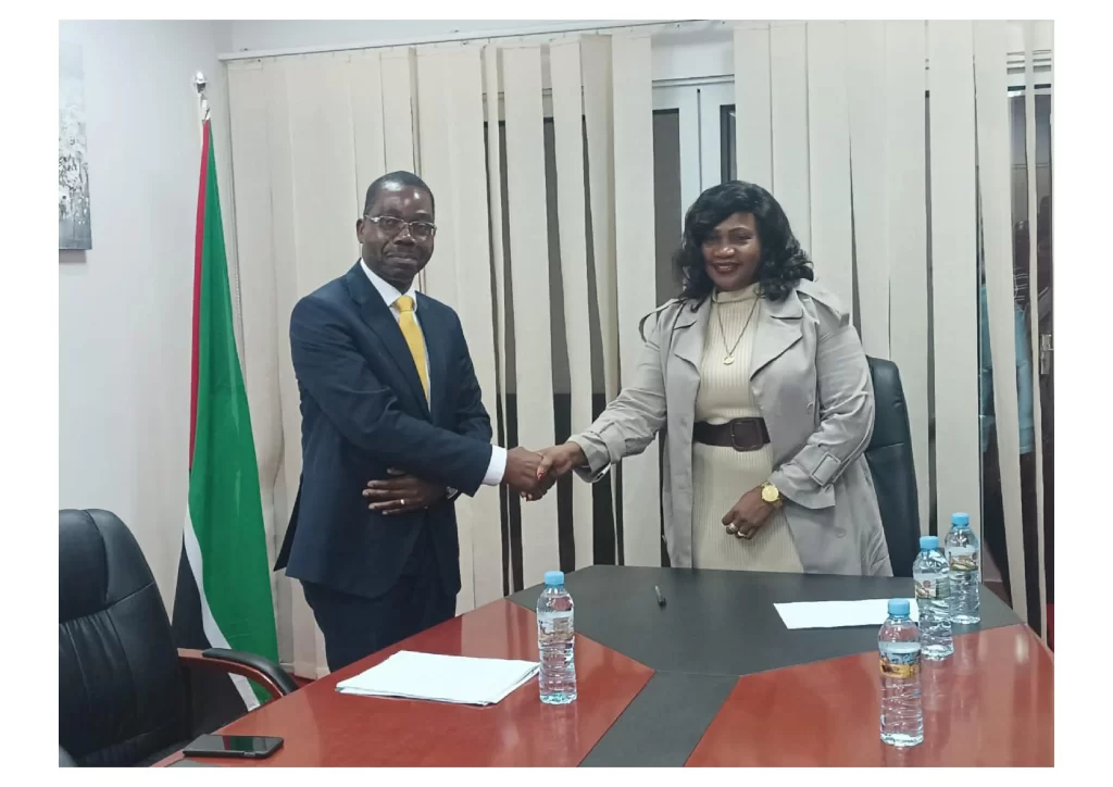 Na imagem o Prof. Doutor Alexandre M. Maphossa Director Geral da ANEA e a Meritissima Juiza Romana Suale Muhoma Presidente do Tribunal da Policia