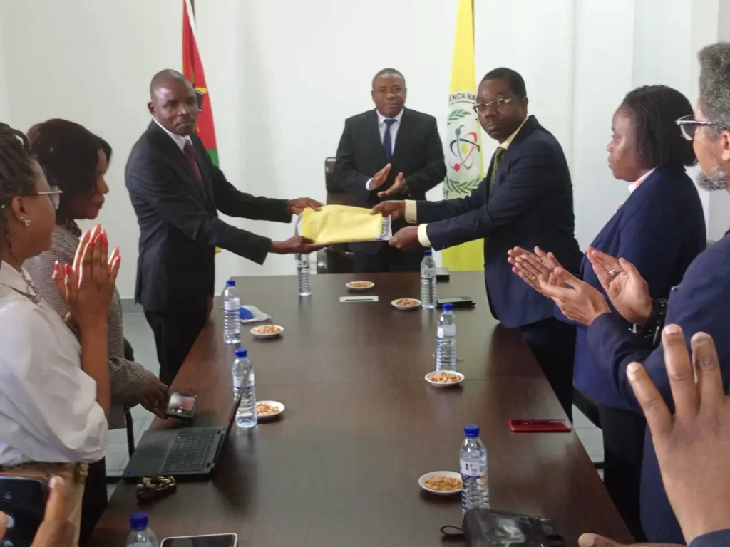 PASSAGEN DE TESTEMUNHO NO FUNDO A ESQUERDA DG RECESSEM EMPOSSADOMONIZ E. ZUCA NO CENTRO SECRETARIO PERMANTE DO MIREMEANTONIO E. MANDA E A DIREITA O DG CESSANTE